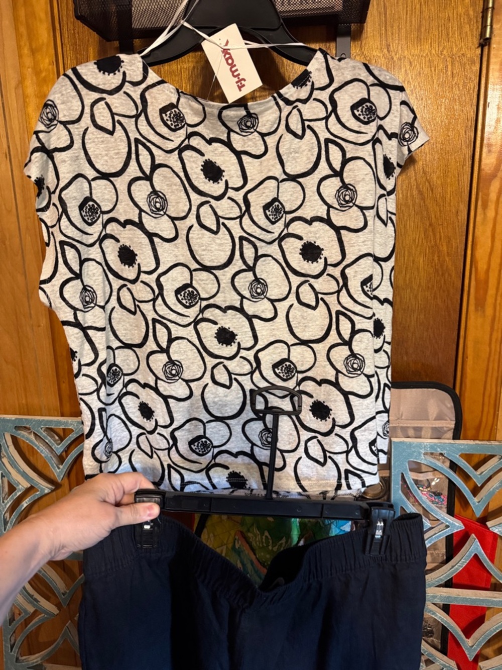 Tahari Black and White Print Top with Solid Black Ankle Length Pants - Picture 8 of 9